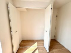 大きめのクローゼットがついた使いやすい洋室です。すっきりと整理整頓できるので気持ちよくすごせます＾＾