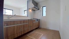 収納も、作業スペースも広々と設けられた使いやすいシステムキッチンです＾＾