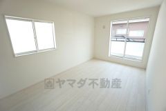 2面採光を確保した明るい室内は、風通しも良く、大変居心地の良い空間となっております。爽やかな風を感じて起きる朝は、快適生活の始まりに。