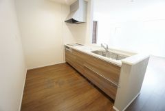 収納も、作業スペースも広々と設けられた使いやすいシステムキッチンです＾＾カウンターキッチンなので、ご家族と会話をしながら楽しくお料理ができます＾＾