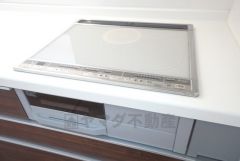 お手入れのしやすいIHクッキングヒーターです。3口コンロなので、効率よくお料理が楽しめます。毎日のお料理も楽しくなりますね＾＾