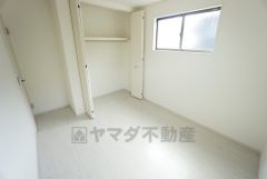 家具を選ばないナチュラルなフローリングとシンプルなクロスです＾＾クローゼット付きなので、すっきりと整理整頓でき気持ちよく過ごせますね＾＾