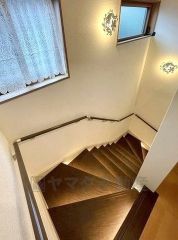 日中でも暗くなりがちな階段には、小窓を配置し採光も考えられたつくり＾＾手摺付きなので安全に上り下りできますね＾＾
