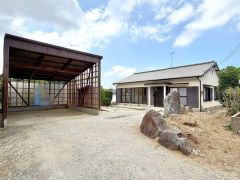 趣のある平屋住宅＾＾広々とした敷地にはゆとりの駐車スペースを確保し、複数台お車をお持ちの方にもおすすめです＾＾