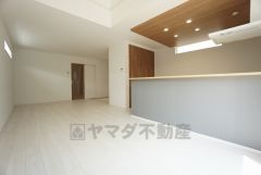 家族が集まる開放的なリビング。思い思いの時間を過ごしたり食事をしたり、素敵な団らんの場になりますね。