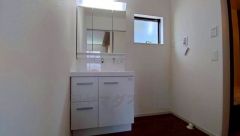 三面鏡つき洗面台。収納も一体型になっているので、ドライヤーやヘアアイロンの置き場に困りませんね。