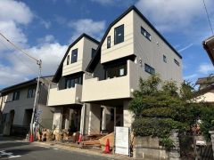 前面道路西側7.5ｍに面しています。