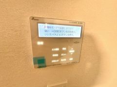 お湯張り、追い炊き、足し湯がボタン一つで楽々操作できる非常に便利な給湯機リモコンです。追い炊きがついていると寒い冬は水道代の節約にもなるので助かりますね