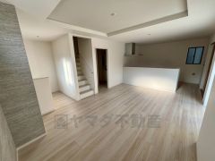 リビングは広々として家具の配置も色んなパターンが考えられますね