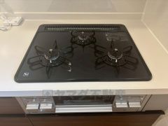 3種類の料理が同時に調理できる、3口ガスコンロ。忙しい夕食の支度時間が短縮できて効率よくお料理が楽しめます。