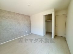 バルコニーに面した陽当たりの良い洋室です＾＾