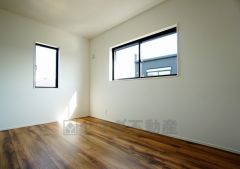 同仕様写真。2面採光を確保した明るい室内は、風通しも良く、大変居心地の良い空間となっております。爽やかな風を感じて起きる朝は、快適生活の始まりに。