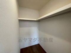 収納力豊富なウォークインクローゼット。洋服や小物などを1箇所にまとめて美しい収納を実現します。スーツケースのような大型の荷物も置けます＾＾