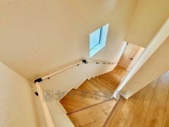 ご年配の方でも安心できる、手すり付き階段です＾＾段差も低めで設定されてますので安全性にも優れてますね＾＾