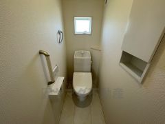 温水洗浄機付トイレです。節水機能もあるので、安心して使えますね。もちろん、1階2階の2ヶ所にトイレがあるので、忙しい朝にもゆとりができますね。