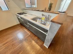 対面式カウンターキッチンでお子様の様子が見守れます。カウンタートップは耐熱性に優れており、日ごろのお掃除もふき取るだけでＯＫ。ステンレスシンクも簡単にお掃除できますよ。