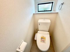 窓付きのトイレは換気もしやすく清潔に使えます＾＾ ウォシュレット、暖房便座、節電・節水機能など、使い勝手のよい高機能トイレです。