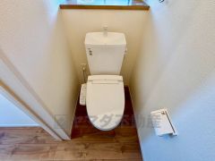 ウォシュレット付きトイレです。1階2階の2ヶ所にトイレがあるので、忙しい朝にもゆとりができますね＾＾