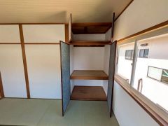 天袋付きの押入収納を備えた和室。 寝具や季節用品もすっきり片付き、お部屋を広々とお使いいただけます。