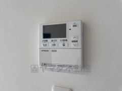 キッチン横からお湯張り、追い炊き、足し湯がボタン一つで楽々操作できる給湯機リモコンです。忙しい夕飯準備の時間帯に重宝しますね。