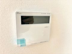 お湯張り、追い炊き、足し湯がボタン一つで楽々操作できる非常に便利な給湯機リモコンです。追い炊きがついていると寒い冬は水道代の節約にもなるので助かりますね