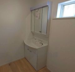 洗面台、洗濯機置き場、バスルームが連なっている、生活導線の考えられた作りになっています。