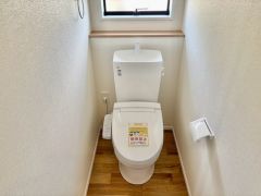 ウォシュレット付きトイレです。1階2階の2ヶ所にトイレがあるので、忙しい朝にもゆとりができますね＾＾ 温水洗浄便座リモコン付き。