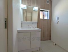 三面鏡にハンドシャワー付きで使いやすい洗面台です。鏡裏と洗面ボウル下に収納付きの洗面台なので、整理整頓ができスッキリと使えます。