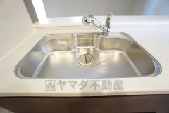 キッチンシンクは洗剤やスポンジを収納出来るラック付き。広さも確保しているので、大きなお鍋も洗いやすいですね。