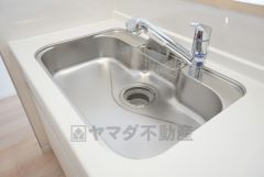 大きなお鍋も楽々洗える幅の広いシンクです＾＾ステンレスシンクなので簡単にお掃除できますよ。洗剤やスポンジもすっきりできる収納付き。