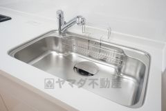 大きなお鍋も楽々洗える幅の広いシンクです＾＾ステンレスシンクなので簡単にお掃除できますよ。洗剤やスポンジもすっきりできる収納付き。