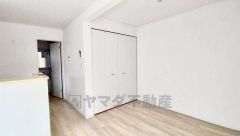 キッチン横にはパントリー完備。まとめ買いした食品や大きめのお皿、使用頻度の少ない調理器具などもスッキリと収納できそうです＾＾