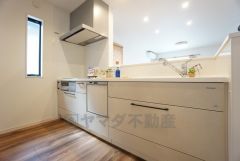収納も、作業スペースも広々と設けられた使いやすいシステムキッチンです＾＾カウンタ ーキッチンなので、ご家族と会話をしながら楽しくお料理ができます＾