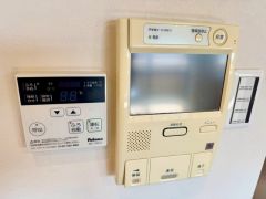 今や必需品となっておりますTVモニター付きインターホンです。録画・再生器のもついており防犯性もばっちりです。キッチン横にありワンタッチで外の方とお話ができますので便利です。