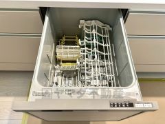 普通に食器洗いをする時より水道代が70％ほど削減できます。夜お休みになるときに食洗器を利用すれば朝起きた時には食器が綺麗になっていますので便利です。