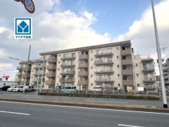 便利な下山門通り沿いになります。お車の移動だけでなく自転車があれば生活困らない立地です。バスも通ってあり、小戸公園・マリノア方面もすぐに行けます。