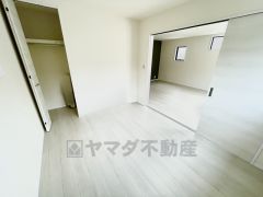 リビング隣にある5.25帖の洋室。 お子様のお昼寝スペースや書斎としてなど、いろいろとお使い頂けます＾＾