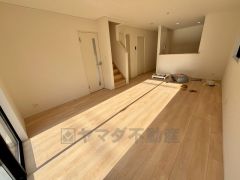 おしゃれなキッチンを中心とした開放的なリビング。