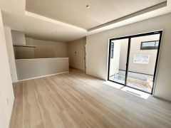 大きな掃き出し窓のあるリビングは、陽光あふれる明るい空間です。ゆったりと寛げる憩いの場となりそうです。