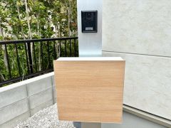 玄関前に郵便ポスト有。