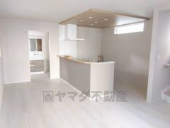 おしゃれなキッチンを中心とした開放的なリビング。お友達や親せきをお招きするのも楽しみです＾＾