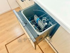 食事の後の手間を解消する食器洗い乾燥機付。冬場の洗い物で手荒れの悩みもなくなります。手洗いよりも節約できて便利。