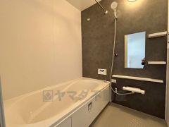 1日の疲れを癒すくつろぎのバスルーム。足を伸ばしてもゆったりと入れるサイズです。お子様と一緒にお風呂に入っても狭くないですね＾＾