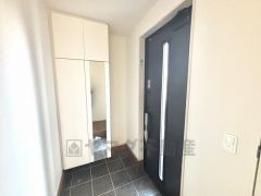 玄関扉から光の差し込む明るい玄関です。広々としたシューズインクローゼットを完備。家族全員の靴がきれいに収納できます＾＾