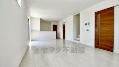 家族が集まる開放的なリビング。思い思いの時間を過ごしたり食事をしたり、素敵な団らんの場になりますね。