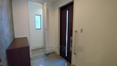 採光も考えられた玄関です。棚の上にお花や写真を飾っても良いですね。