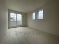 バルコニーに面した洋室です。大きな窓からやわらかな陽が差し込む明るいお部屋です。寝室としてもおすすめです。