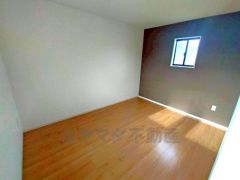 デザインクロスが2階洋室の雰囲気を上品に仕上げています。いつもと違う雰囲気のお部屋をお楽しみください。