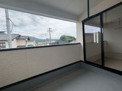 陽当たりの良いバルコニーです。お洗濯やお布団干しはもちろん、日光浴スペースにも。足元は防水工事施工済です。