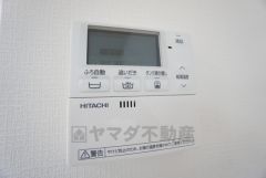 キッチン横からお湯張り、追い炊き、足し湯がボタン一つで楽々操作できる給湯機リモコンです。忙しい夕飯準備の時間帯に重宝しますね。